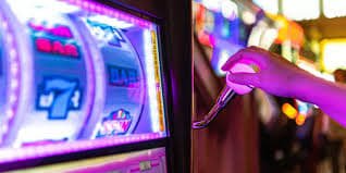 Antarmuka permainan Capsa Susun spinbet dengan tata letak kartu dan tombol aksi